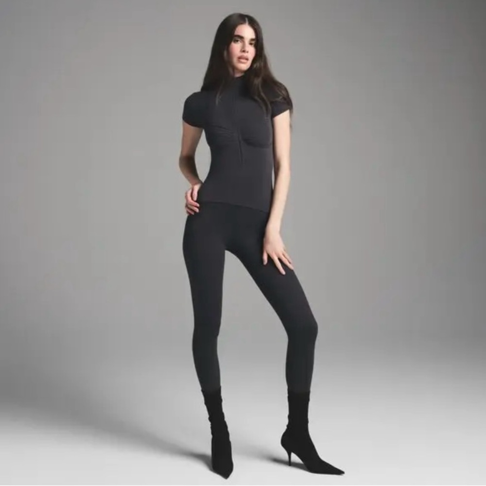 SKIMS SEAMLESS SCULPT
LEGGING | ASH